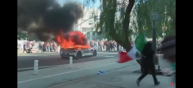 Los Angeles Clashes with Feds
